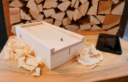 Strahlenbox aus Zirbenholz mit Schiebedeckel, ein Handy liegt daneben