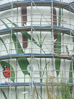 photo d'une fresque sur château d'eau avec échafaudage