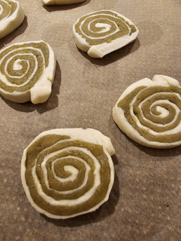 Pistazienschnecken mit Marzipan gerollt auf dem Blech