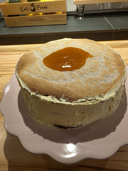 Esterházy-Torte mit Aprikosenglasur