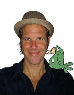 Oliver Kock ist ein Greenfluencer Porträt mit Papagei