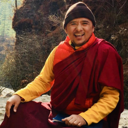 Tulku Jigme Rinpoche sitzend und lachend