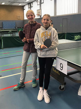 Lena Klus (l.) und Emma Rauter vertraten den VfL Hüls bei der Kreisendrangliste in der Mädchen-13-Konkurrenz. Foto: Winkler