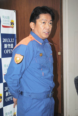北朝鮮の発射予告時間が過ぎたあと、報道陣の取材に応じる中山市長=10日正午過ぎ、市役所