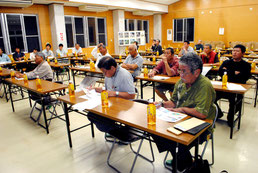川平湾の堆積物対策について開かれた意見交換会=11日夜、川平公民館