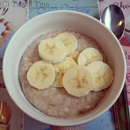 Porridge mit Bananen.