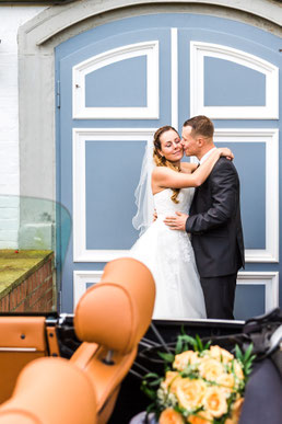 Traumpaar Karina & Christopher vor Schloss Lüdersburg - Hochzeitsfoto FOTOFECHNER