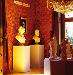Büßten aufgestellt im Schlossparkmusem
