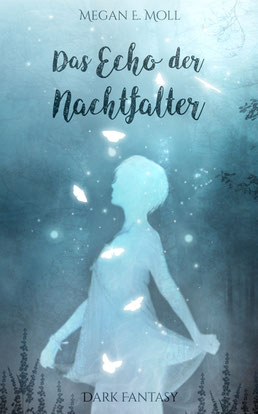 Cover vom Roman "Das Echo der Nachtfalter" von Megan E. Moll. Es zeigt die Silhouette einer jungen Frau vor einem mysteriösen Wald. Das Cover ist in blauen Farbtönen gestaltet.