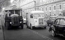 Autobus 83 filant seul dans son couloir