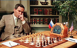 Garry Kasparov seul devant l'échiquier en février 1996
