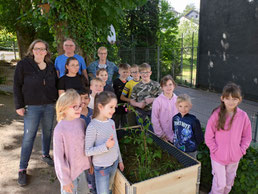 Stolz präsentieren die jungen Naturschützerinnen und Naturschützer der Ennepetaler Grundschule „Wassermaus“  ihre Ergebnisse der Projektwoche (Foto: privat; im Hintergrund: Lehrerin Sabrina Matt, Heinz Schmiers und Renate Zaiß vom NABU Ennepe-Ruhr)