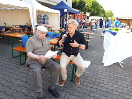 Moderator Marc Schulte (r.) interviewt Manfred Flühshöh (l.), „dienstältestes Mitglied“ des NABU Ennepe-Ruhr-Kreis (Foto: NABU)