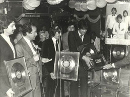 LOS CHICHOS RECIBIENDO LOS DISCOS Y CASSETTES