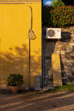 Un climatiseur installé sur une maison