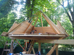Schüler bauen ein Baumhaus