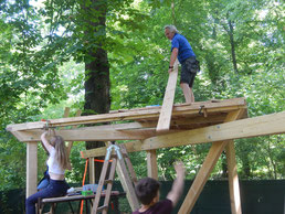 Schüler bauen ein Baumhaus