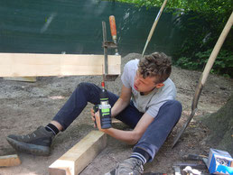 Schüler bauen ein Baumhaus