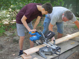 Schüler bauen ein Baumhaus