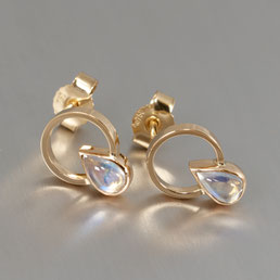  Gelbgold 750,Ohrstecker, Henrietta Klemen, Goldschmiede Backhaus, Unikat, Einzelstück, Handarbeit, Mondstein, Tropfenform 