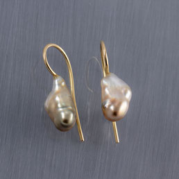 Goldschmiede Backhaus, Schmuck, Handarbeit, Unikat, Einzelstück, John-Michael Mendizza, Ohrschmuck, Ohrhänger, Keshi-Perle, Gelbgold 585