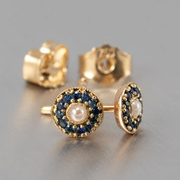 Ohrstecker in Gelbgold 750 mit Perle und Saphir-Carmoisierung, John-Michael Mendizza, Goldschmiede Backhaus