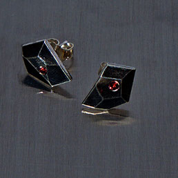 Ohrstecker in Silber mit roten Saphiren, Schmuck, Handarbeit, Unikat, Einzelstück, Goldschmiede Backhaus, John-Michael Mendizza, Silber 925, Sterling-Silver