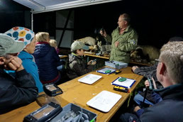 Foto: Annelie Röhm Forschercamp mit Michael Kirse im Wald