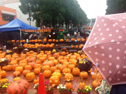 生憎の雨でしたが、街はハロウィンの準備で華やか。