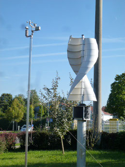 Beispiel Installation des Herstellers MRT aus Bayern mit Vertikal  Wind Kraft Anlage Foto Solarstrom Simon