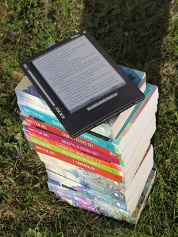 Bücherstapel und ein eBook Reader