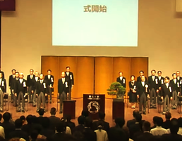 2023年秋に、某大学の学事授与式のライブ中継字幕を行いました。皇族の方も御列席、祝辞を述べられました。正装の方がたくさんご参列されている、とても厳かな空気感のある写真です。実際に字幕担当の社員も緊張していました。