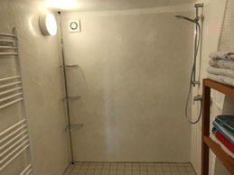 Wasserabweisender Tadelakt Kalkputz im Duschbereich eines Badezimmers 