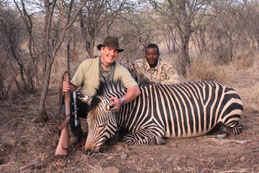 Meister Jagdfürher Matheus, der mit einem Gast ein kapitales Bergzebra erlegt hat