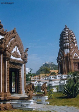 Lak Mueang mit Blick auf Spiegelberg und Klöster (Khao Chong und Thammikaram)