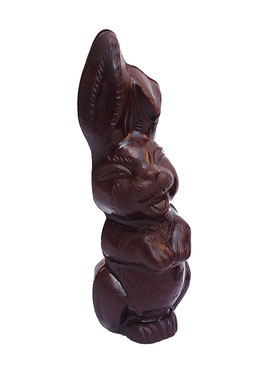 petit lapin en chocolat noir qui sourit
