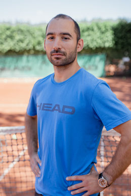 Dobromir Shatov, bulgarischer Spitzentennistrainer und ausgebildeter Mentalcoach, bespannt Tennisschläger schnell und hochwertig, trainiert die Jugend in Magdeburg.