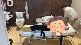 ストレッチャーでも余裕の多目的トイレ内でのおむつ交換