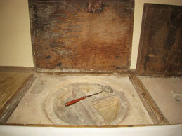 Cambia - Ste Marguerite - cuve baptismale et son trou d'évacuation