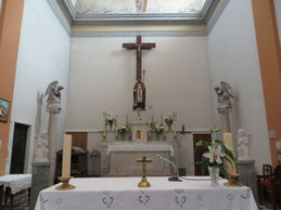 Guagno maître-autel en marbre de Carrare. Les anges, don de la famille Cipriani, proviennent du château Sainte-Anne de Nice.
