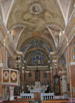 Porri - Maître-autel et nef - Les décors peints sont de Alberto Gillio (1892-1964).