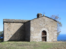 Canale-di-Verde - la porte principale, ses piédroits faits d'énormes dalles de pierre et son fronton composé d'un arc en trois blocs 