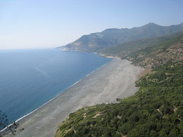 La plage de galets noirs qu'on a cru un temps contaminée par l'amiante (proximité de la mine)  mais qui est accessible sans danger