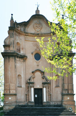 La magnifique façade baroque s'incurve, "comme des bras" en un mouvement d'accueil des fidèles, effet assez rare en Corse (cf Nicolas Mattei op.cit. pp 269-270)