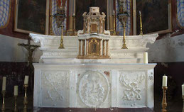 Tomino-maître-autel en stuc (vers 1870). La partie supérieure du tabernacle, due à un sculpteur italien du 17e s.  est en marbre blanc, onyx et albâtre.