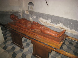 Christ gisant en bois (1936) placé ordinairement sous l'autel de la Vierge de douleur