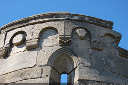 Biguglia - Sant'Andria di Fabrica- arcatures et modillons illustrés de têtes et figures géométriques - cl. Corse romane