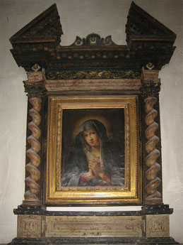 Vierge de douleur d'après le peintre italien Sassoferrato (1609-1685) et son beau retable de bois. L'original est à Venise dans l'église des Frari