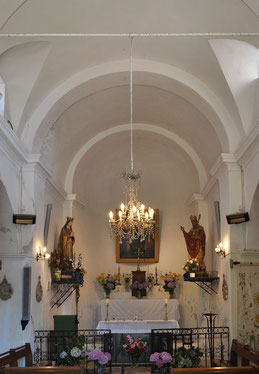 Arro - Maître-autel et nef