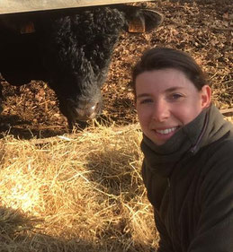 Clémence de Chabot éleveuse de bovins Aberdeen Angus vendus en vente directe à la Ferme de Neuvy dans le Cher